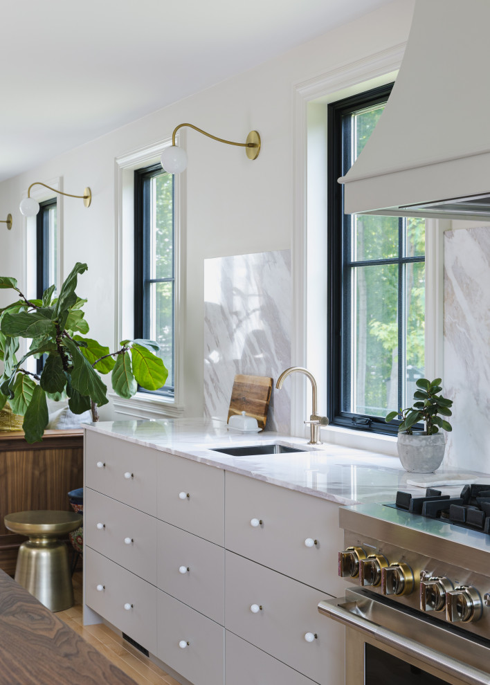 Inspiration for a transitional kitchen remodel in Ottawa