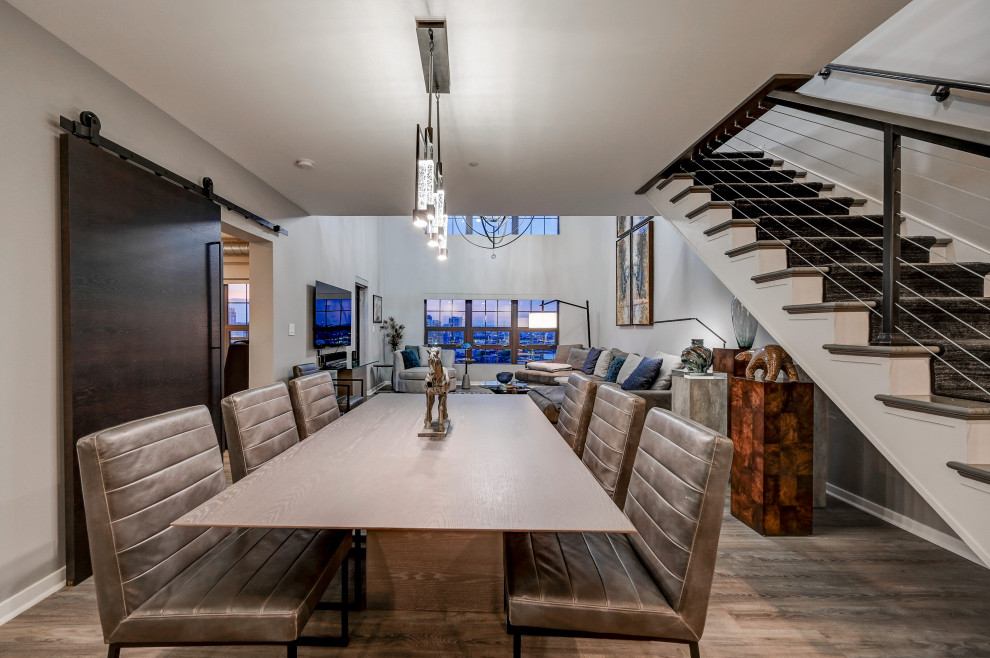Idee per una sala da pranzo aperta verso la cucina minimal di medie dimensioni con pareti grigie, pavimento in legno massello medio e pavimento grigio