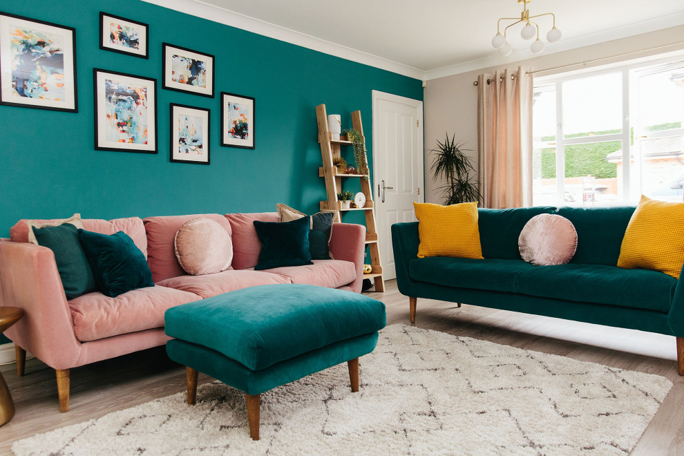 Idee per un grande soggiorno bohémian con pavimento beige