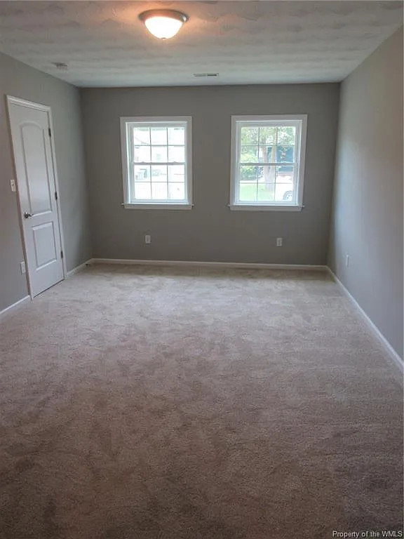 Idee per una camera matrimoniale minimal di medie dimensioni con pareti grigie, moquette e pavimento beige