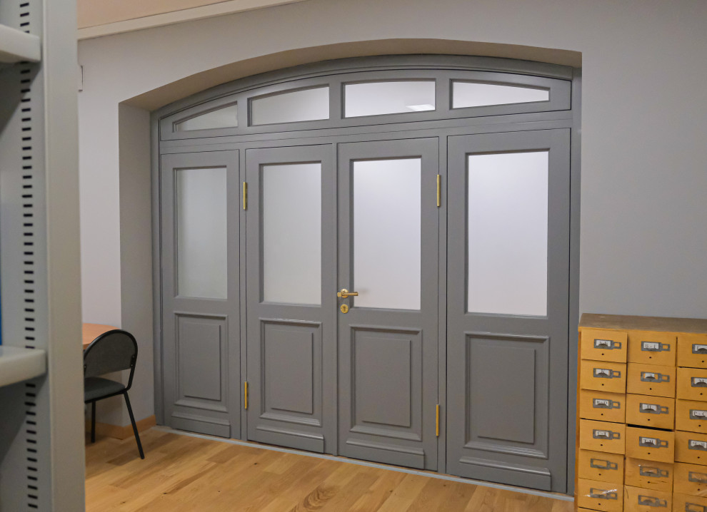 Исторические окна и двери в зданиях центра Санкт-Петербурга