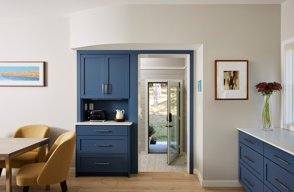 Стильный дизайн: кухня среднего размера в скандинавском стиле с синими фасадами и белой столешницей - последний тренд