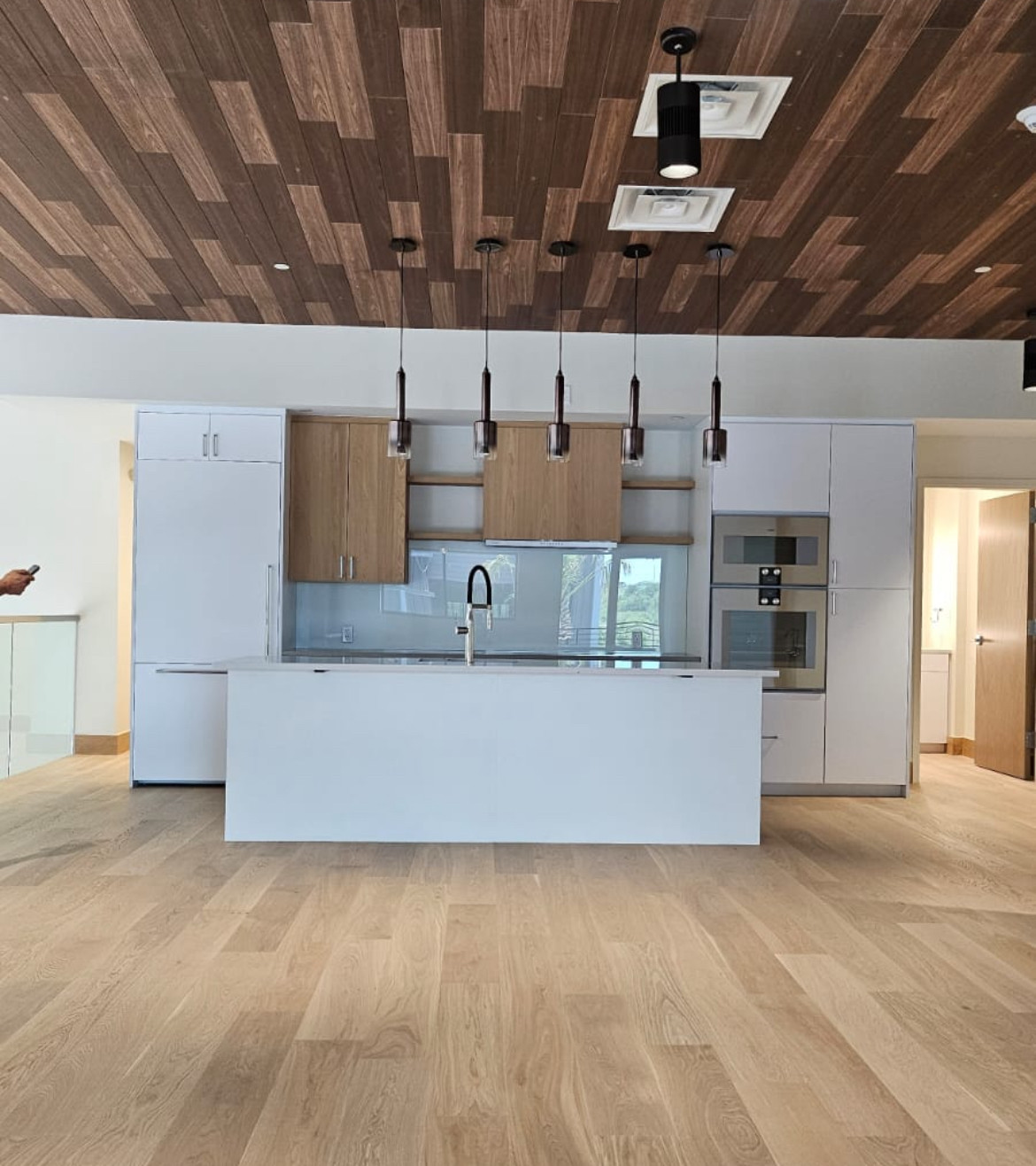 KITCHENETTE GLASS BACKSPLASH