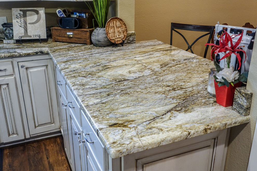 Mountain style home design photo in Austin with granite countertops