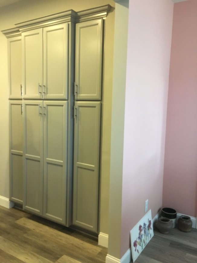 Eat-in kitchen - mid-sized transitional l-shaped vinyl floor and brown floor eat-in kitchen idea in Wilmington with an undermount sink, gray backsplash, glass tile backsplash and stainless steel appliances