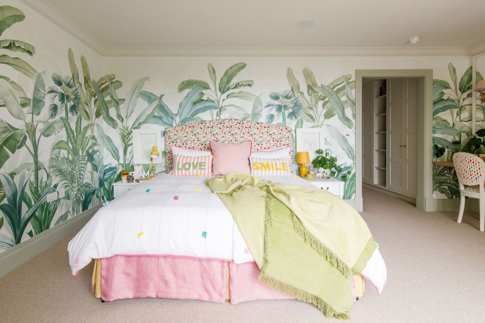 Imagen de dormitorio infantil de 4 a 10 años tradicional renovado de tamaño medio con paredes verdes, moqueta, suelo beige y papel pintado