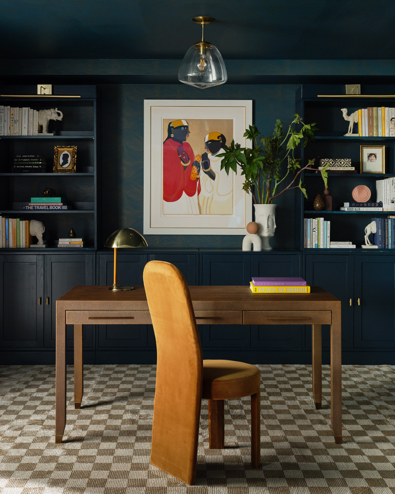 Inspiration pour un bureau design de taille moyenne avec une bibliothèque ou un coin lecture, un mur bleu, moquette, aucune cheminée, un bureau indépendant, un sol marron, un plafond en papier peint et du papier peint.