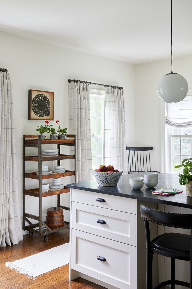 Kitchen - farmhouse kitchen idea in Philadelphia