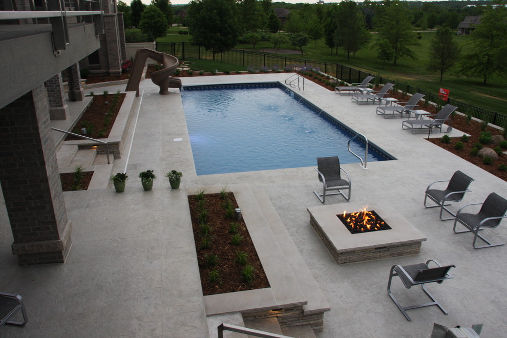 Trendy pool photo in Cedar Rapids