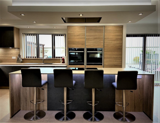Oak Kitchen in Fraserburgh moderne-koekken