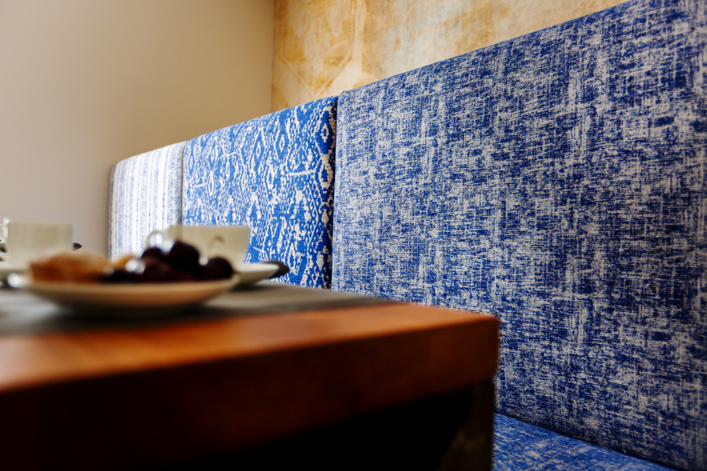 Imagen de comedor urbano de tamaño medio con con oficina, paredes marrones, suelo de baldosas de porcelana, suelo multicolor, bandeja y papel pintado