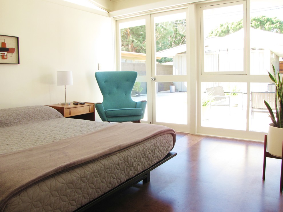 Photo of a midcentury bedroom in Orange County.