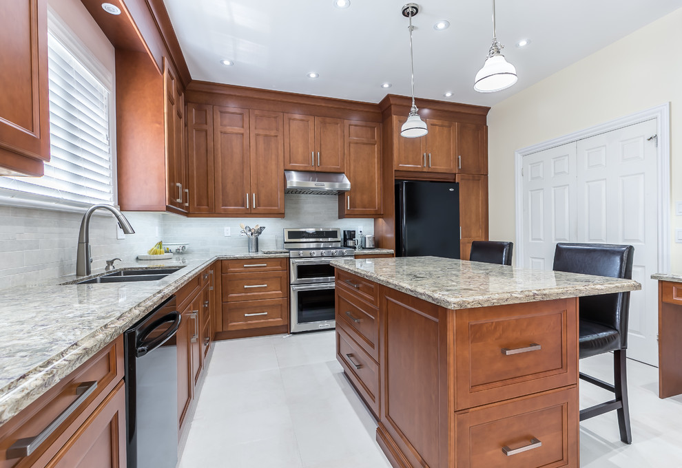 Transitional kitchen photo in Toronto