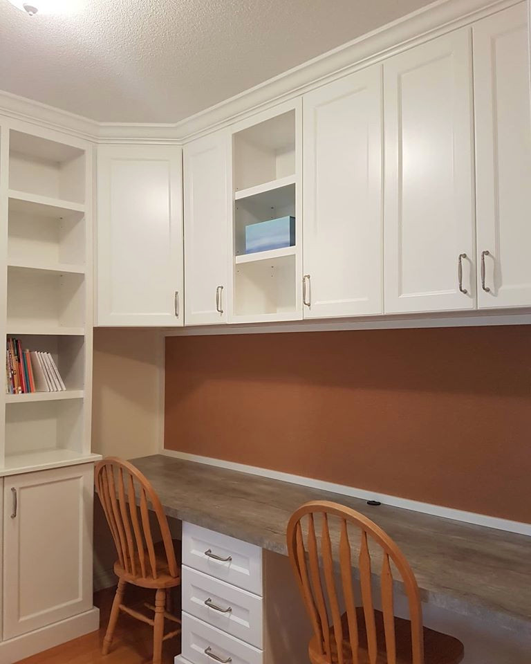 Built-in desk home office photo in Toronto