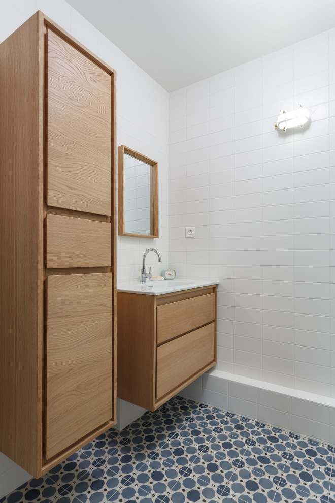 Douche en alcôve?[Cette photo montre douche en alcôve in bois clair With un placard à porte plane, une douche en alcôve, WC suspendus, un carrelage blanc, des carreaux de porcelaine, un mur blanc, carreaux de ciment au sol, un plan vasque, un plan de toilette en surface solide, un sol bleu, une cabine de douche à porte battante, un plan de toilette blanc, meuble simple vasque and meuble-lavabo suspendu.]:[Cette photo montre douches en alcôve in bois clair With un placard à porte plane, une douche en alcôve, WC suspendus, un carrelage blanc, des carreaux de porcelaine, un mur blanc, carreaux de ciment au sol, un plan vasque, un plan de toilette en surface solide, un sol bleu, une cabine de douche à porte battante, un plan de toilette blanc, meuble simple vasque and meuble-lavabo suspendu.]