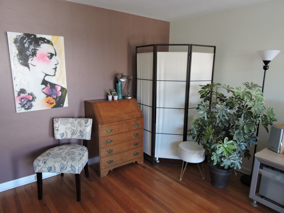 Immagine di un soggiorno classico chiuso con pareti multicolore, pavimento in legno massello medio, nessun camino, TV autoportante e pavimento marrone