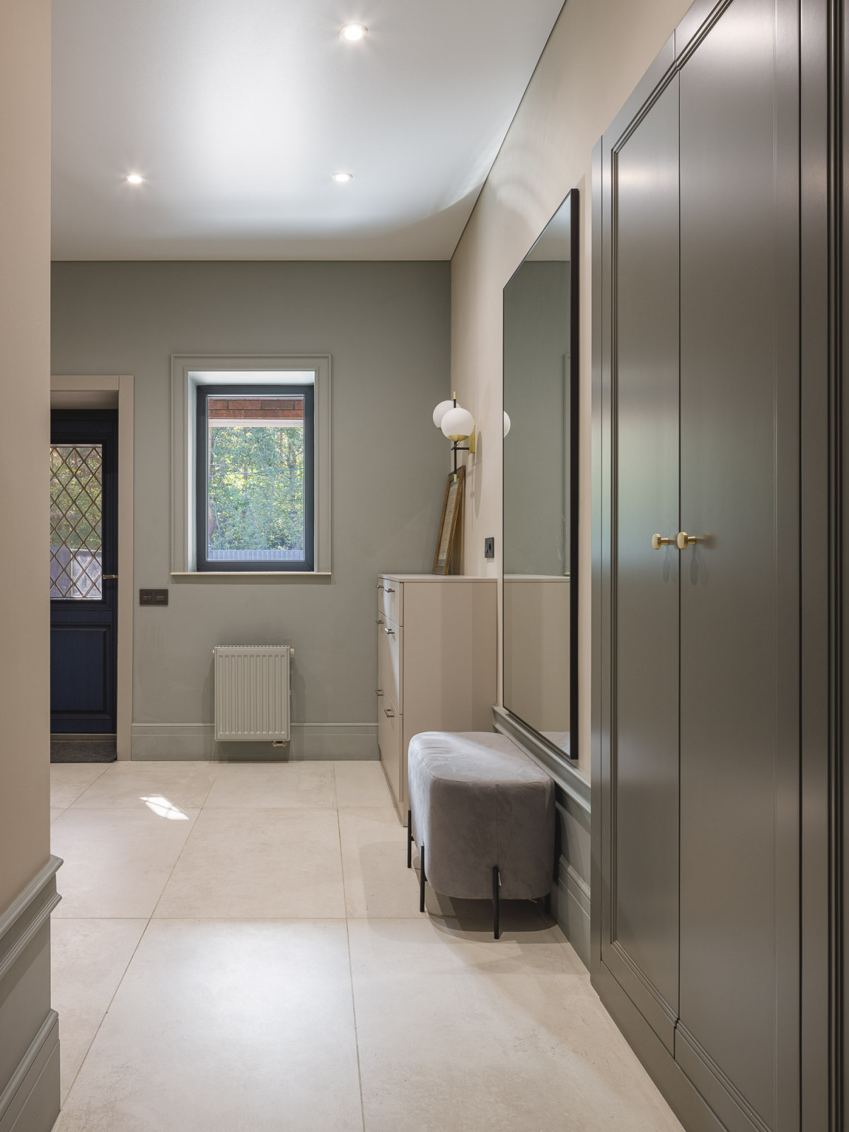 Кухня-гостиная с камином в коттедже Малая Царевщина