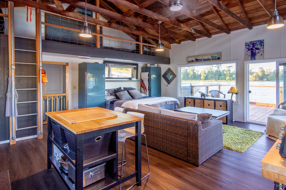 1 Dollar Boathouse