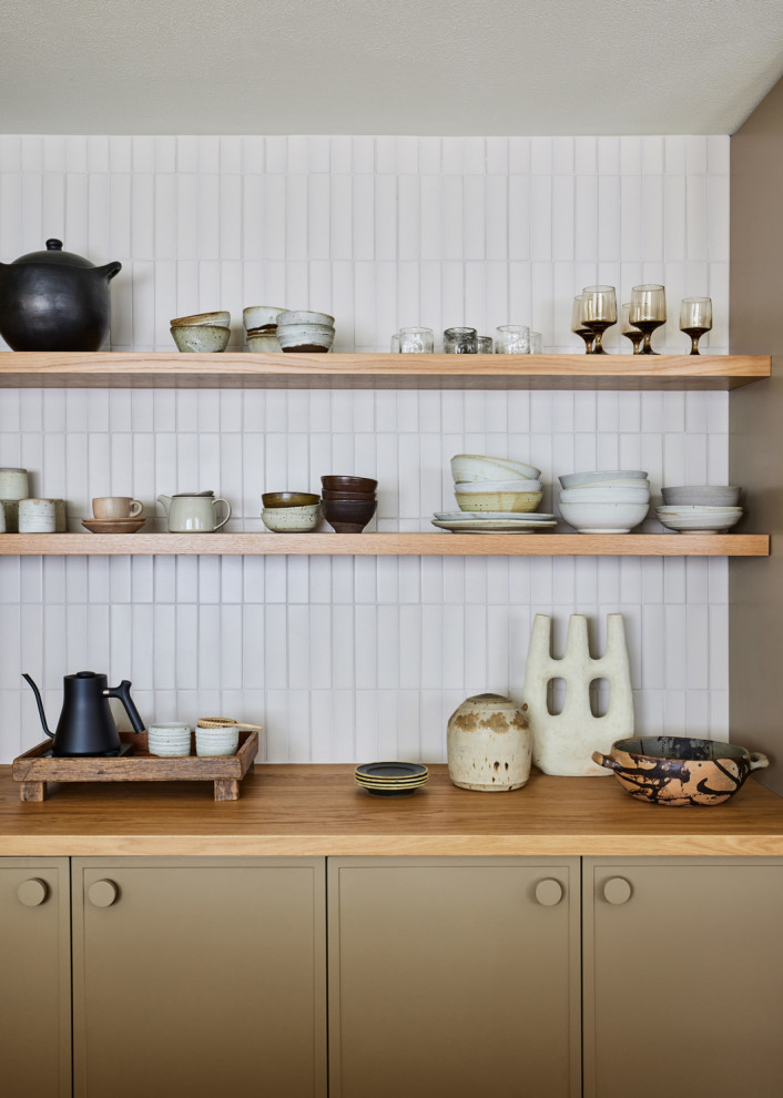 Immagine di una cucina scandinava di medie dimensioni con nessun'anta, paraspruzzi bianco e paraspruzzi con piastrelle in ceramica