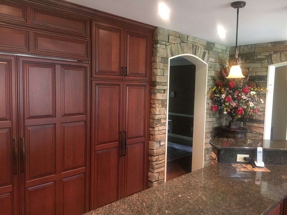 Transitional kitchen photo in Cincinnati