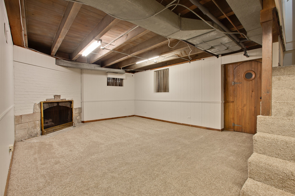 Ejemplo de sótano en el subsuelo clásico renovado grande con paredes grises y moqueta