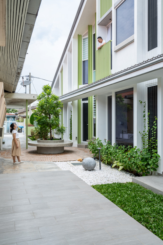 Geometrischer, Mittelgroßer, Halbschattiger Asiatischer Gartenweg im Sommer, neben dem Haus mit Pflastersteinen in Sydney