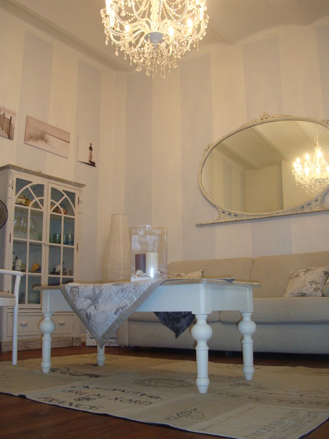 ristrutturazione casa al mare shabby-chic-style-family-room