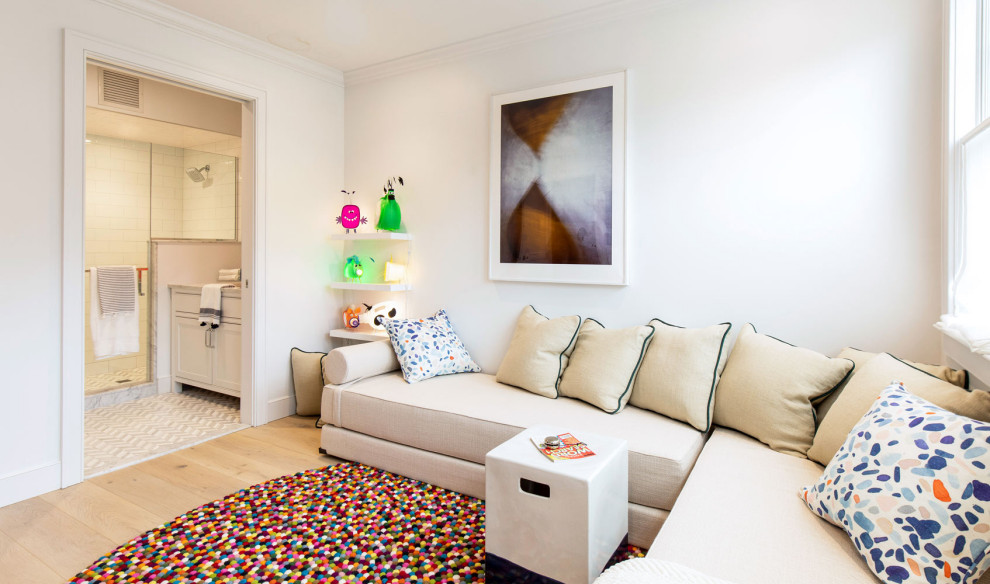 Стильный дизайн: двухуровневая гостиная комната среднего размера в стиле модернизм с белыми стенами и паркетным полом среднего тона без камина, телевизора - последний тренд