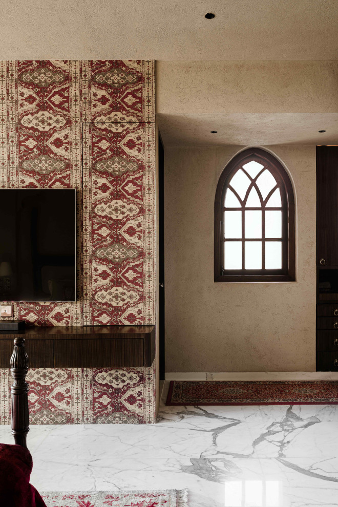 Großes Uriges Hauptschlafzimmer mit beiger Wandfarbe, Marmorboden, weißem Boden und Wandpaneelen in Mumbai