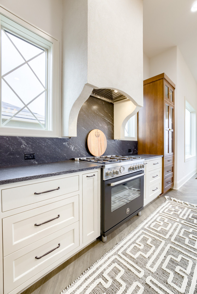Exempel på ett klassiskt kök och matrum, med en rustik diskho, skåp i shakerstil, granitbänkskiva, svart stänkskydd, rostfria vitvaror, mellanmörkt trägolv, en köksö och grått golv