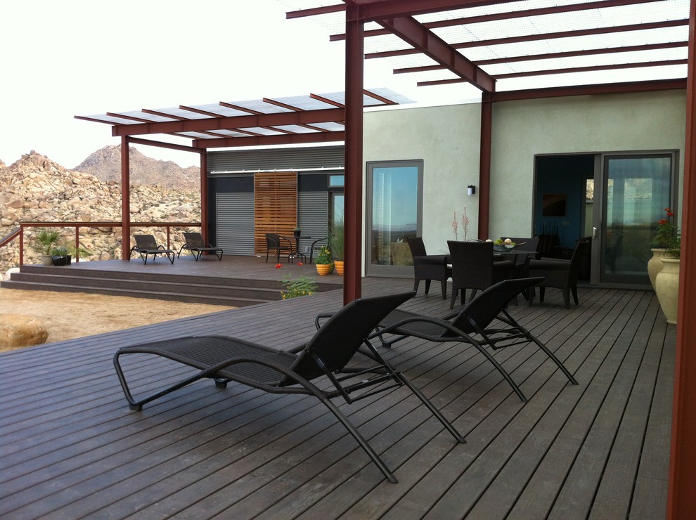 Photo of a modern deck in Los Angeles with a pergola.