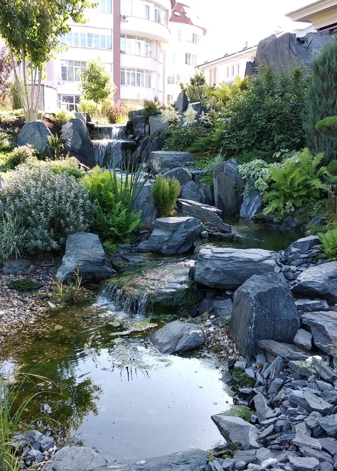 Декоративный водоём с каскадом в Екатеринбурге