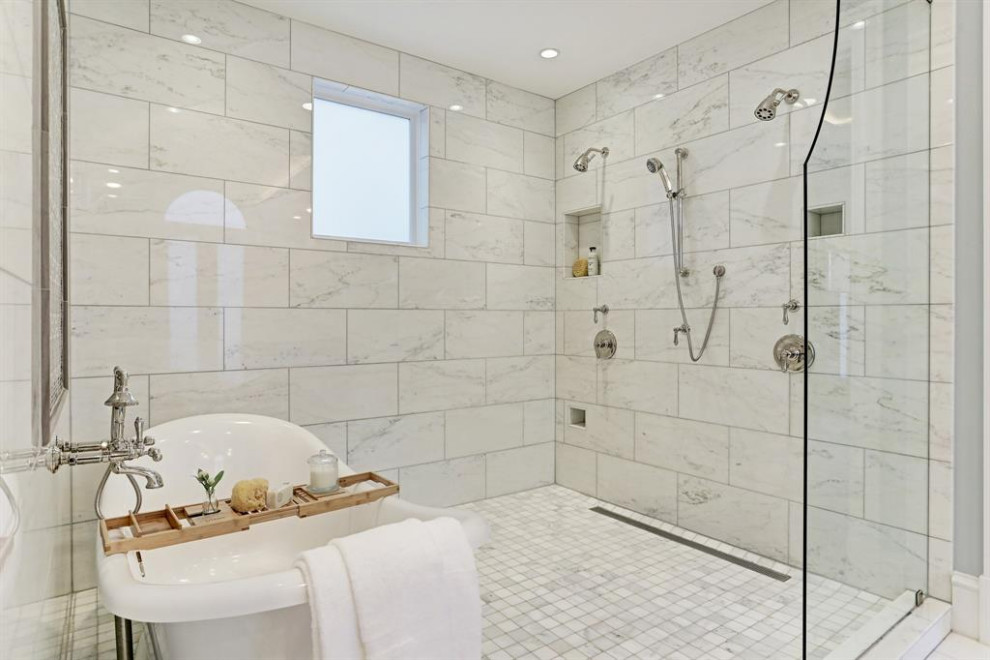 Источник вдохновения для домашнего уюта: огромная главная ванная комната в стиле неоклассика (современная классика) с фасадами с утопленной филенкой, коричневыми фасадами, отдельно стоящей ванной, душем над ванной, серой плиткой, цементной плиткой, серыми стенами, полом из керамической плитки, врезной раковиной, мраморной столешницей, белым полом, душем с распашными дверями, серой столешницей, тумбой под две раковины, встроенной тумбой и многоуровневым потолком