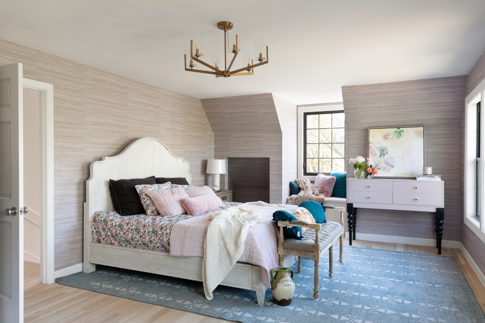 Идея дизайна: гостевая спальня (комната для гостей) в стиле неоклассика (современная классика) с разноцветными стенами, паркетным полом среднего тона, коричневым полом и обоями на стенах