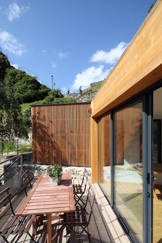 Cette photo montre une terrasse.