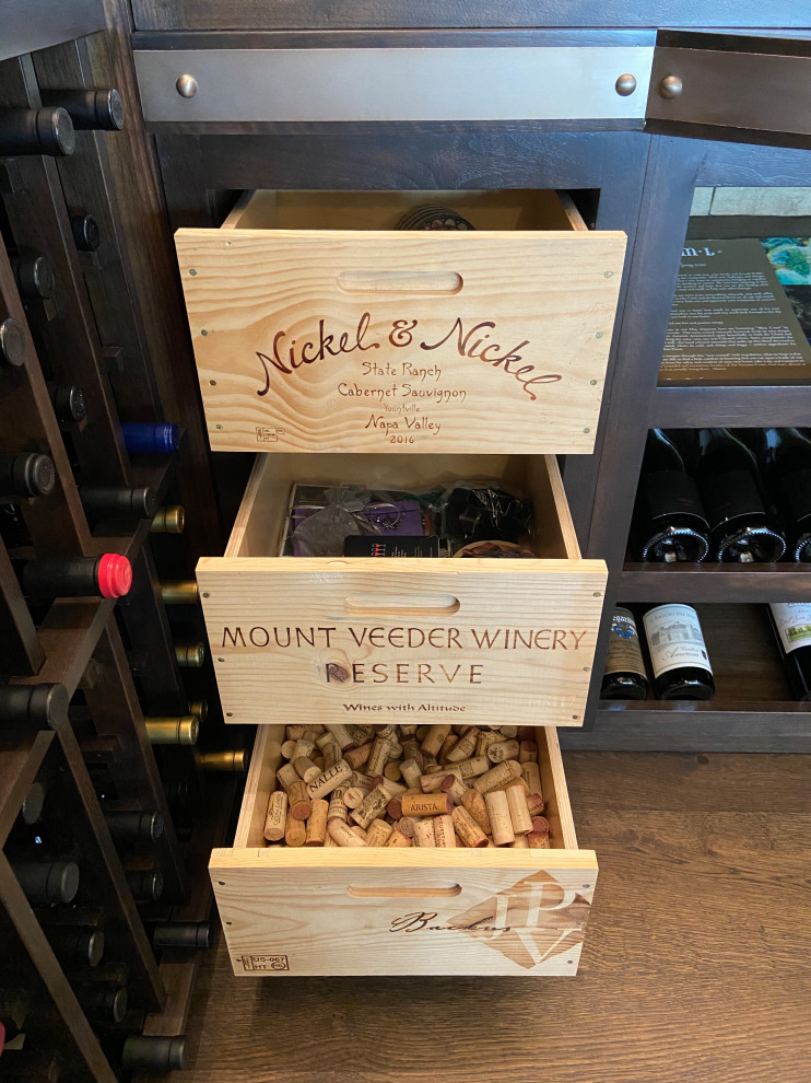 Großer Klassischer Weinkeller mit Kammern in San Diego