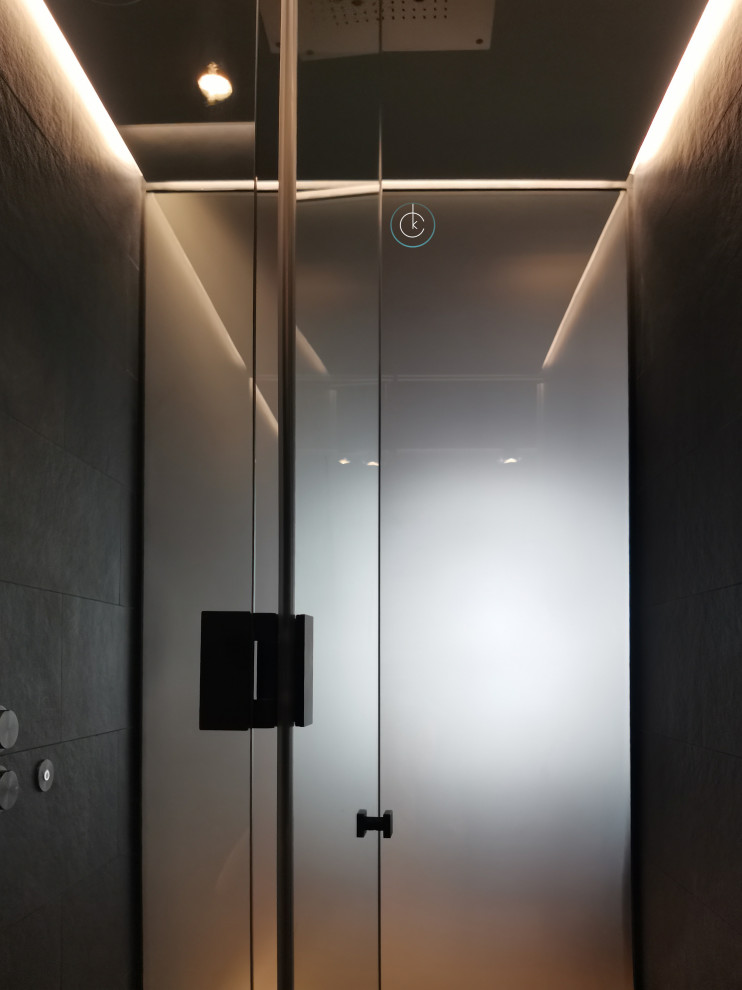 Санузел с премиум остеклением душевых во всю высоту