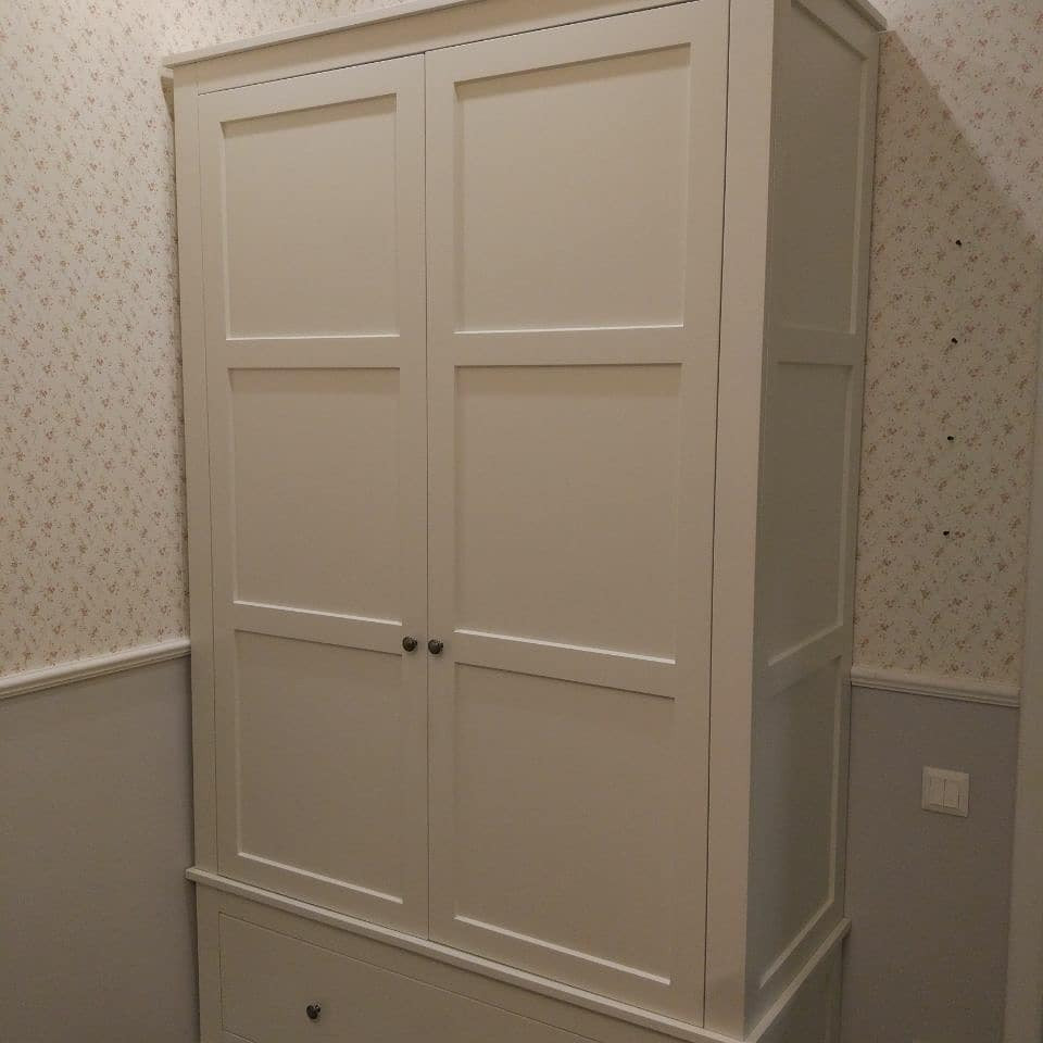 Классический шкаф в прихожей