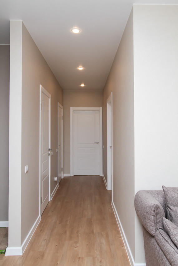 Квартира в современном стиле с яркими цветовыми акцентами.