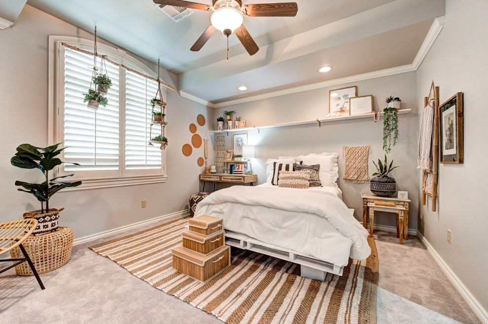 Design ideas for a small kids' room for girls in Oklahoma City with grey walls and carpet.