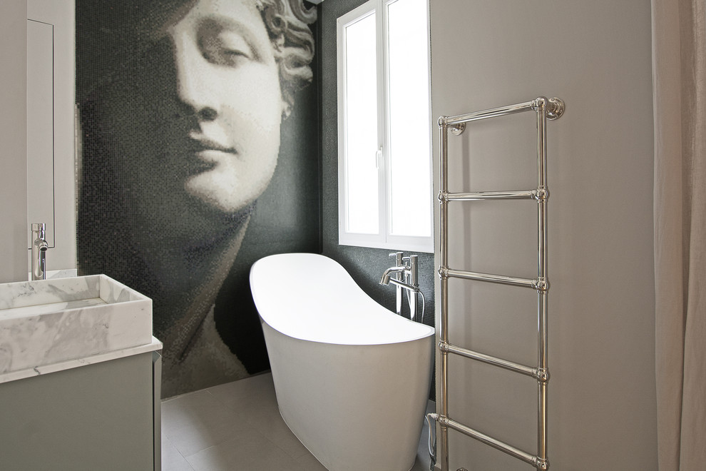 Mid-sized contemporary bathroom in Paris.