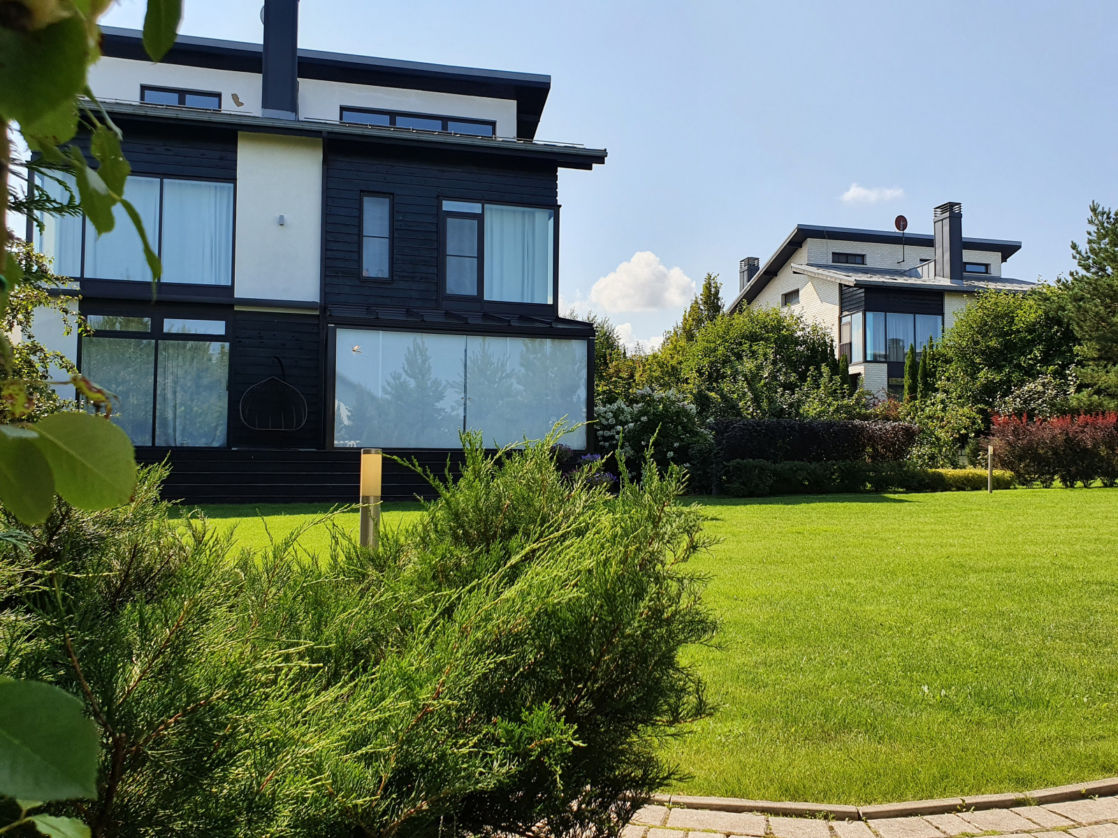 Веранда с безрамным остеклением Weinor и маркиза Markilux