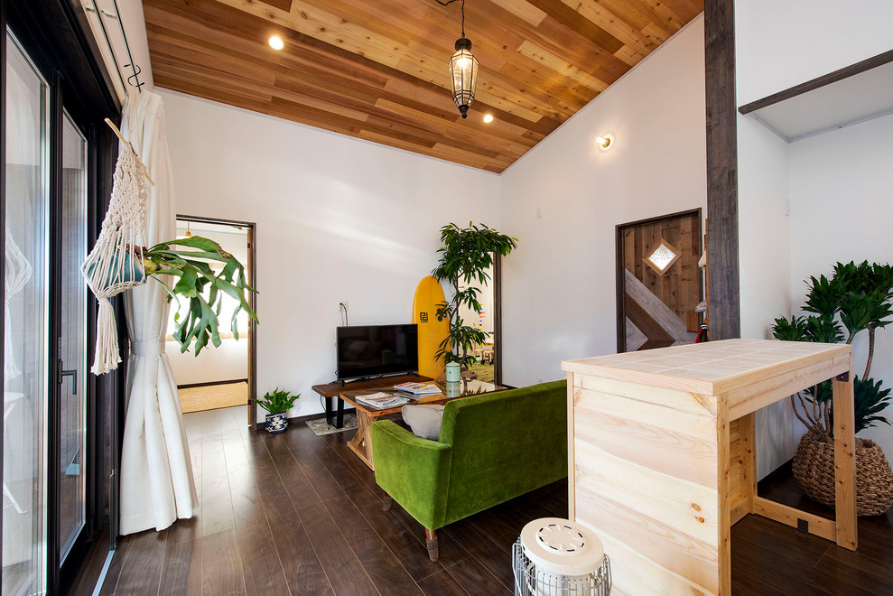 他の地域にあるビーチスタイルのおしゃれなリビングの写真