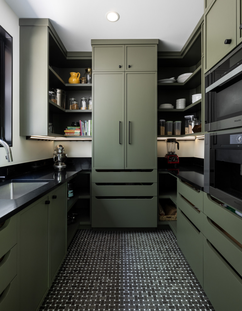 Zweizeilige Klassische Küche mit Vorratsschrank, Marmorboden, schwarzem Boden und schwarzer Arbeitsplatte in Detroit