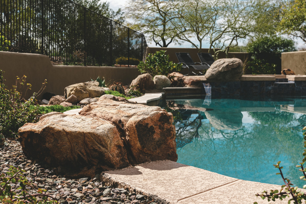 Exemple d'un piscine avec aménagement paysager arrière tendance sur mesure.