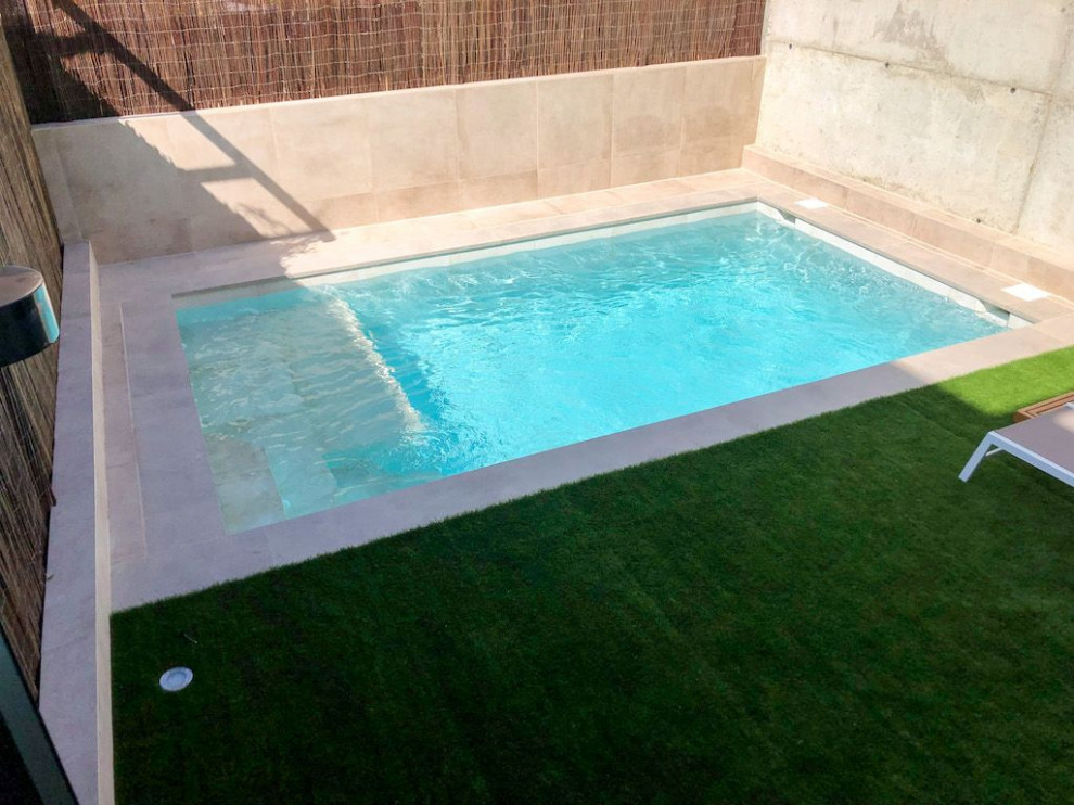 Ejemplo de casa de la piscina y piscina alargada minimalista pequeña a medida en patio con suelo de baldosas
