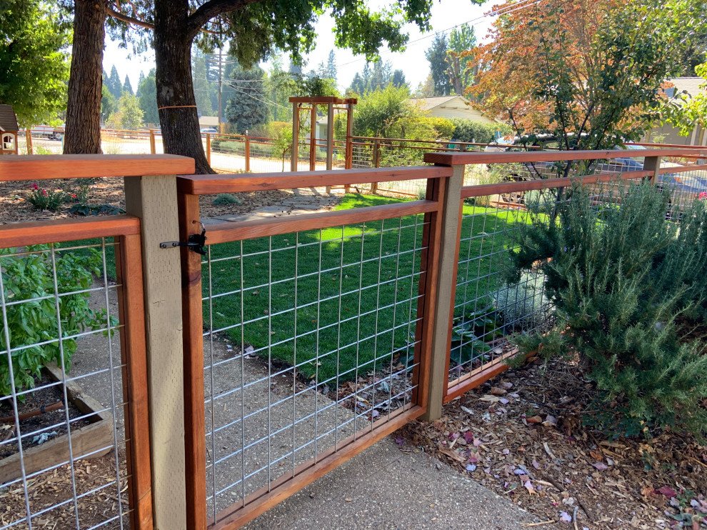 Mid-sized contemporary front yard full sun xeriscape in Sacramento with with a gate.