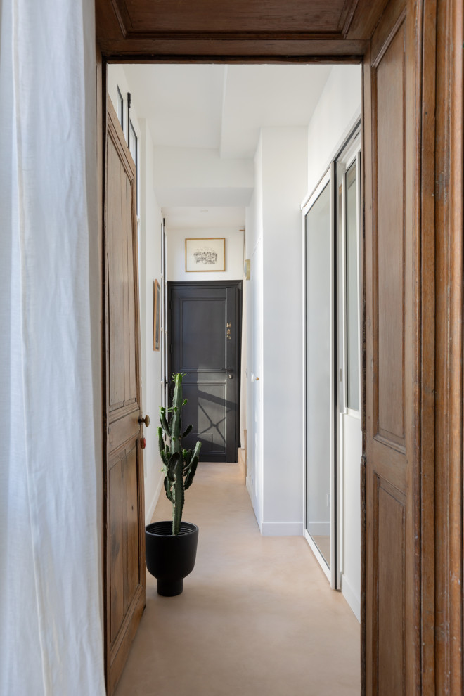 Immagine di un ingresso o corridoio scandinavo di medie dimensioni con pavimento in legno massello medio e travi a vista