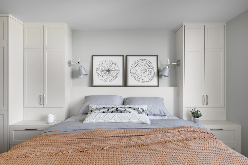Идея дизайна: маленькая хозяйская спальня в стиле неоклассика (современная классика) с белыми стенами и коричневым полом без камина для на участке и в саду