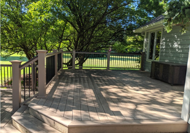 Backyard deck photo in Chicago